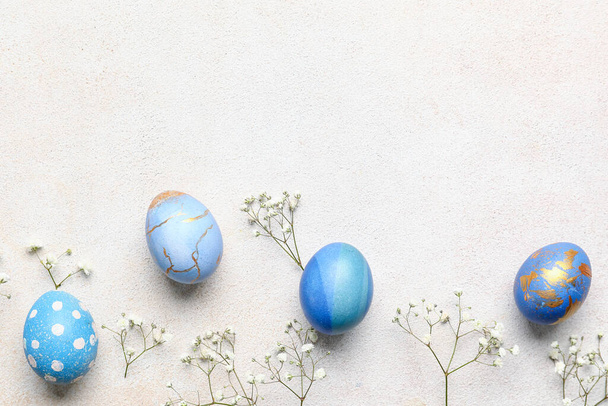 Ovos de Páscoa pintados e flores de gypsophila no fundo claro - Foto, Imagem