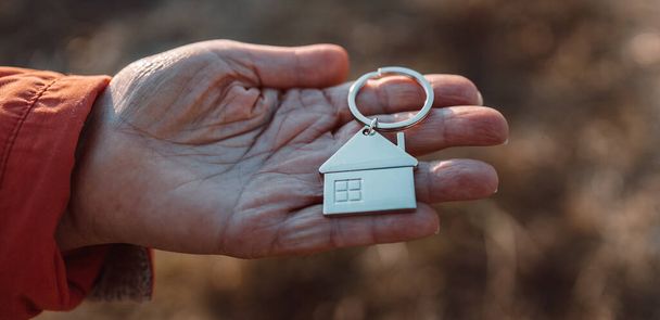 Dando llaves de la casa, eligiendo el mejor seguro de la casa, tomando la decisión correcta en la inversión casera - Foto, imagen