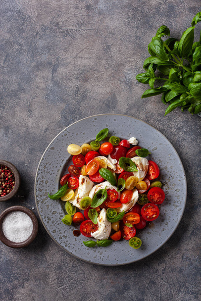 gesunde bunte Tomatenmozzarella Basilikumsalat mit Balsamico-Essig-Dressing - Foto, Bild