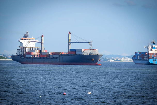 Nave portacontainer offshore per l'esportazione marittima - Foto, immagini