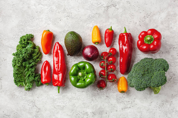 ανάμικτες κόκκινες και πράσινες ντομάτες λαχανικά, πιπεριές, kale αβοκάντο - Φωτογραφία, εικόνα