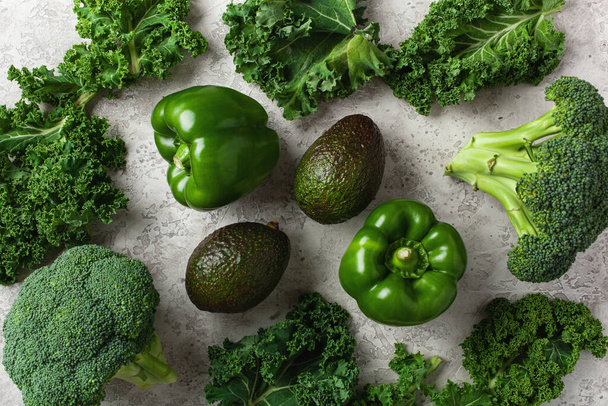 variedad de verduras verdes pimientos, aguacate de col rizada, brócoli - Foto, imagen