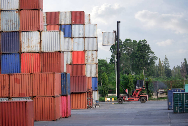 Промисловий контейнерний кран, що перевозить контейнери вантажних суден Контейнерний корабель в логістичній компанії, імпортно-експортний бізнес Концепція промисловості та транспорту - Фото, зображення