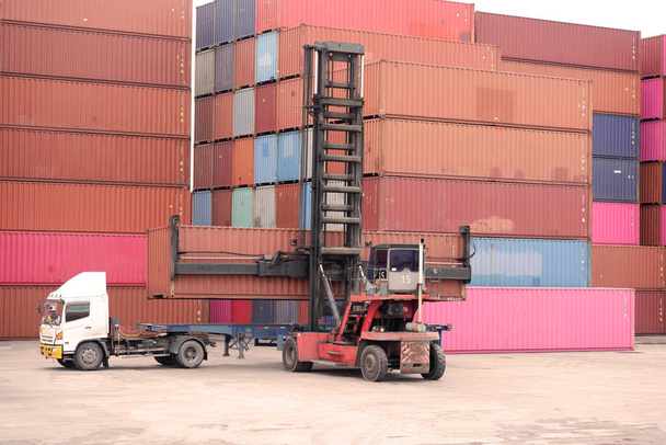 Manutentionnaires de conteneurs dans le port, perspective d'exportation - Photo, image