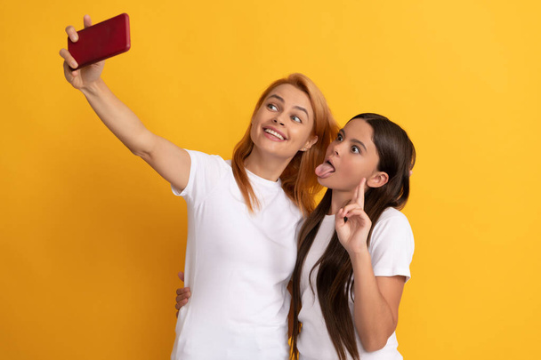happy cool mom and kid making selfie on phone, content maker - Foto, afbeelding