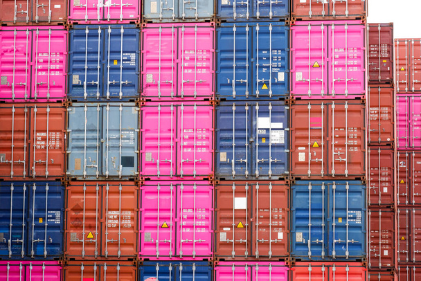 Stos kontenerowy, transport towarów, import / eksport na nabrzeżu Fracht morski Przemysłu Żeglugi Kontenerowej Sea Freight Distribution Yard Handel i garaże transportowe - Zdjęcie, obraz