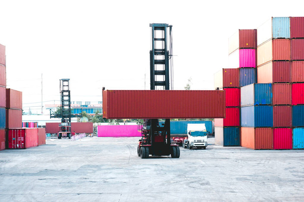 Перемещение контейнеров в грузовые автомобили - Фото, изображение