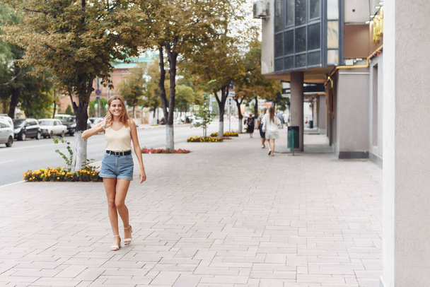 Été ensoleillé de la vie mode portrait d’hipster élégante jeune femme marche dans la rue, portant tenue trendy mignon, souriant profiter de ses week-ends - Photo, image