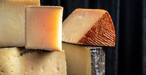 Petit βασκικό, γαλλικό τυρί, τυρί συμβούλιο διαφόρων τύπων μαλακό και σκληρό τυρί. ισπανικό τυρί μαντσέγκο. - Φωτογραφία, εικόνα