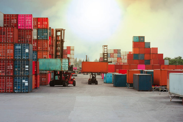 Περονοφόρο ανυψωτικό μέσο εμπορευματοκιβωτίων στο ναυπηγείο ενόψει των μεταφορών και της βιομηχανίας - Φωτογραφία, εικόνα
