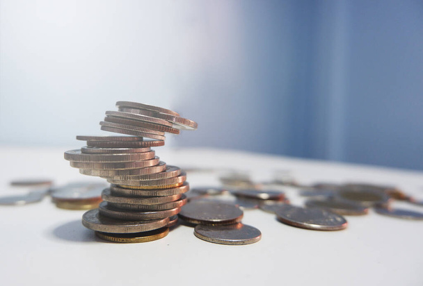 Упакованные монеты на столе с восходом солнца Бюджетирование, бизнес, банковское дело, финансы и финансовые концепции - Фото, изображение