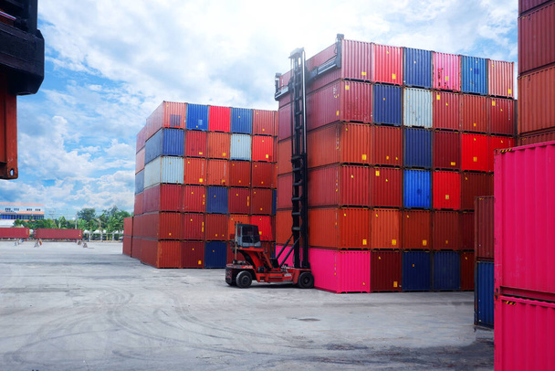 Кран поднимает контейнер на складе - Фото, изображение