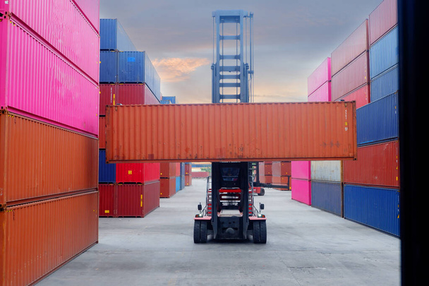 Carga y descarga de contenedores de montacargas en la zona de importación-exportación - Foto, imagen