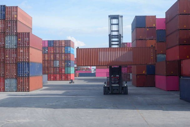 Manipuladores de contenedores en el puerto para exportación e importación - Foto, imagen