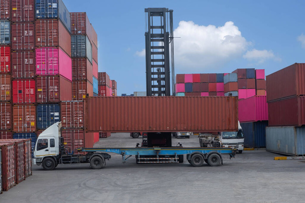 Manipuladores de contenedores en el puerto para exportación e importación - Foto, Imagen