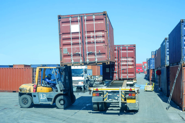 Vysokozdvižný vozík v kontejnerovém skladu pro přepravu na import a export - Fotografie, Obrázek