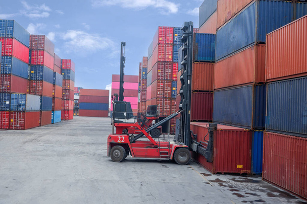 Обработчики контейнеров работают в грузовых портах, грузовых станциях - Фото, изображение