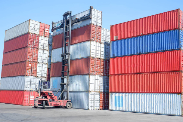 Logistyka i transport portu, kontener, kontener wózka widłowego, koncepcja eksportu i importu w transporcie Handel międzynarodowy - Zdjęcie, obraz