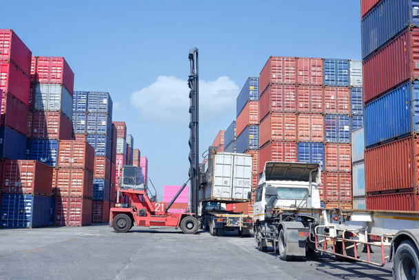 港の物流と輸送、コンテナトラック、コンテナフォークリフト、輸送の輸出と輸入の概念国際貿易 - 写真・画像