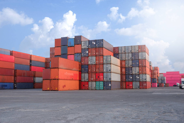 Pila de contenedores Concepto de importación y exportación - Foto, imagen