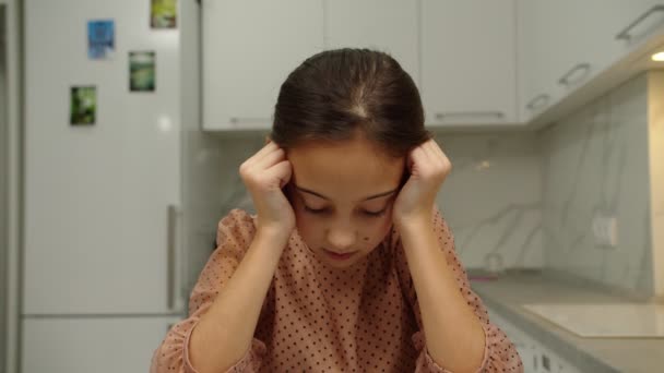 Fille préadolescente bouleversée avec la tête pendante se sentant triste, rampant à l'intérieur - Séquence, vidéo
