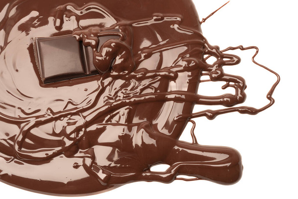 Morceaux fondus de chocolat en éclaboussures. Isoler le fond de chocolat fondu sur fond blanc. Chocolat fondant. Fond chocolat - Photo, image