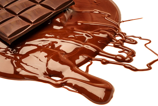 Roztavené kousky čokolády ve šplouchnutí. Roztavené čokoládové pozadí izolovat na bílém pozadí. Tající čokoláda. Čokoládové pozadí - Fotografie, Obrázek