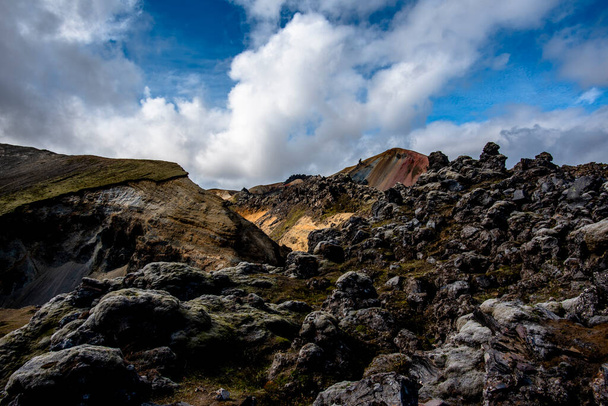 pestrobarevné pohoří Rhyolite, rozlehlé plochy lávy a horkých pramenů v hornaté oblasti Landmannalaugar parku poblíž sopky Hekla na jižním Islandu - Fotografie, Obrázek