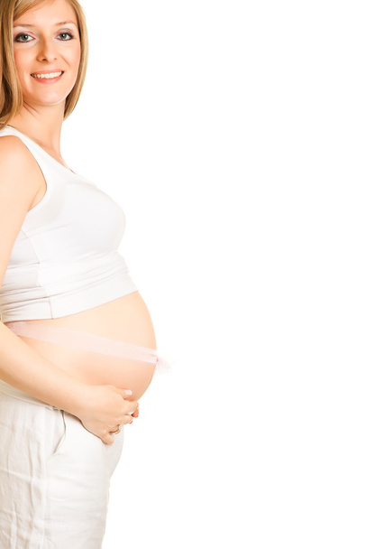 hamile sarışın bir kadın üzerinde beyaz izole - Fotoğraf, Görsel