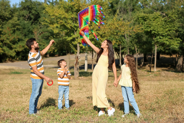 Couple heureux avec de petits enfants et cerf-volant en plein air - Photo, image