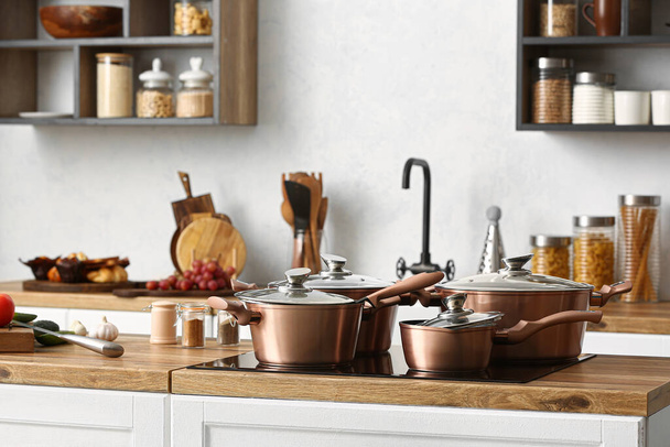 台所のストーブの上の光沢のある銅鍋 - 写真・画像