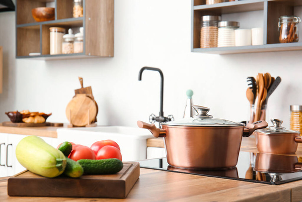 台所のストーブの上の光沢のある銅調理鍋 - 写真・画像