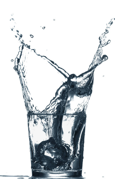 Vaso de agua clara con salpicadura aislada en blanco - Foto, Imagen