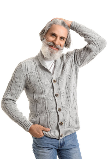 Hezký starší muž v pleteném svetru na bílém pozadí - Fotografie, Obrázek