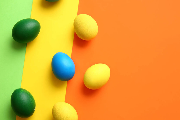 Многоцветные пасхальные яйца на цветном фоне - Фото, изображение