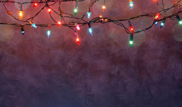 Jouluvalot merkkijono sinisellä taustalla kopio spac - Valokuva, kuva