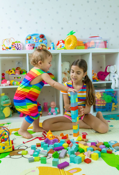 Kinder spielen gemeinsam im Spielzimmer. Selektiver Fokus. Kind. - Foto, Bild