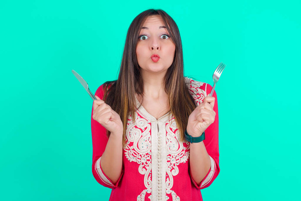 głodny młody piękny biały kobieta trzyma w ręce widelec nóż chcę smaczny pyszny pizza ciasto - Zdjęcie, obraz