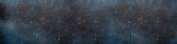 Azul y marrón oxidado gotas y callejeros abstracto rústico concreto en blanco fondo - Foto, imagen