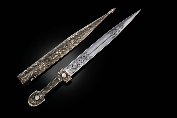 szuvenír gyűjthető ezüst tőr, fekete lapáttal. Luxus fegyverek hagyományos kelta minták középkori vintage stílusban. - Fotó, kép