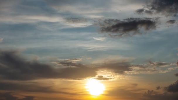 Time Lapse sunset sky and Clouds flowing Amazing colorful clouds pastel sky Timelapse vídeo Natureza ambiente conceito - Filmagem, Vídeo