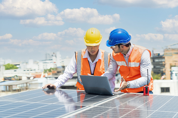 Egy technikus vagy villamosmérnök tanít egy tanoncot dolgozni. Foreman és Worker karbantartása napenergia panel.  - Fotó, kép