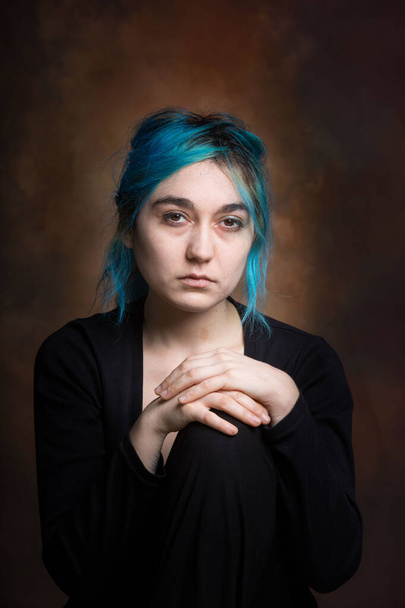 Foto einer jungen Frau, die Melancholie, Traurigkeit und Reflexion ausdrückt - Foto, Bild