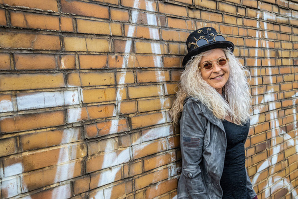 Стинг-панк-леди, стоящая на брусчатке - Фото, изображение
