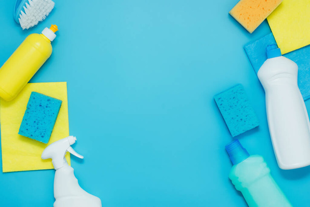 Kit de limpeza detergentes guardanapos esponjas luvas, fundo azul. O conceito de limpeza doméstica ou serviços da empresa de limpeza - Foto, Imagem