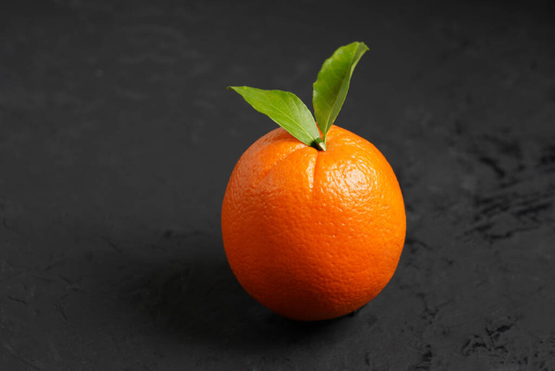       Friss narancs gyümölcs fekete kő asztal hátterén.Narancs gyümölcs                          - Fotó, kép