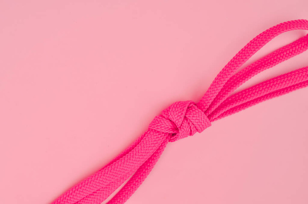 Rózsaszín cipőfűző a háttérmásolón. Kiváló minőségű fénykép - Fotó, kép