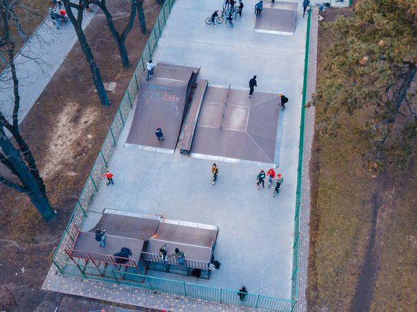 パブリック・シティ・プレイス・コピー・スペースのスケートパークの空中ビュー - 写真・画像