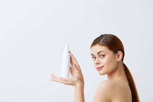 vrouw lichaam lotion verjonging cosmetica geïsoleerde achtergrond - Foto, afbeelding