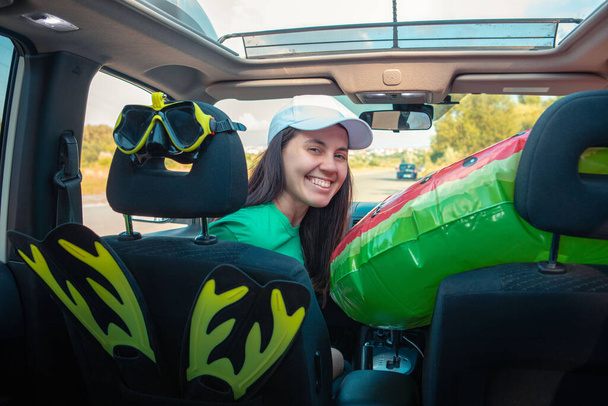 морський автомобіль подорож поїздка посміхається жінка водій в машині повний відпустки речі копіювання простору
 - Фото, зображення